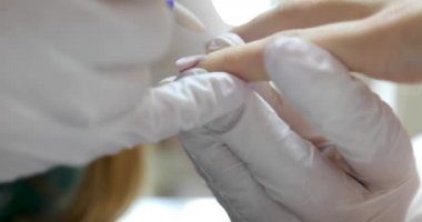 Master oje kaldırmak için bir elektrikli makine kullanır