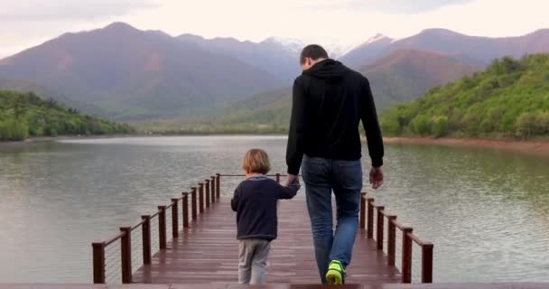 Pai e filho caminhando na ponte — Vídeo de Stock