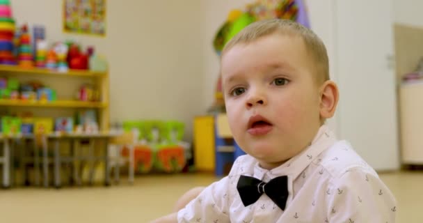 Aranyos kis gyerek fiú beltéri — Stock videók