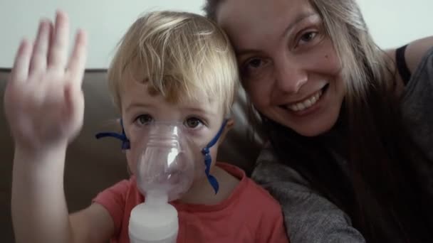 Criança em um nebulizador de máscara — Vídeo de Stock