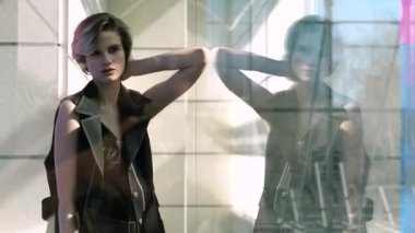 Pencerede onun yansıması arka planda poz sevimli kız