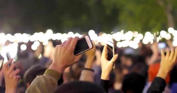 Niewyraźne widok wielu jasnych latarek smartphone napełniania — Wideo stockowe