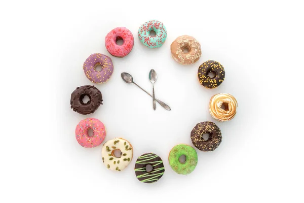 Doce donuts dispostos como relógio — Fotografia de Stock