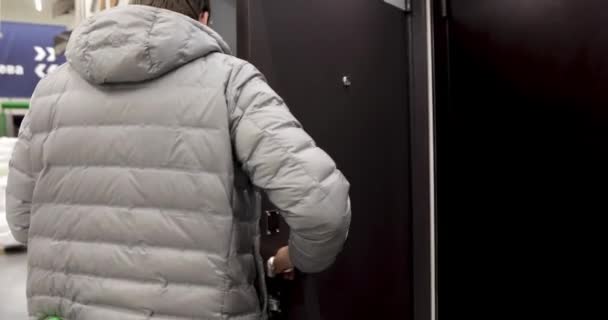 Hombre eligiendo puerta de hierro en la tienda — Vídeos de Stock