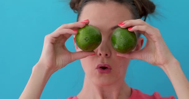 Jovem mulher se divertindo com frutas — Vídeo de Stock