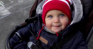 Yüzme havuzunda ıslak çocuk.