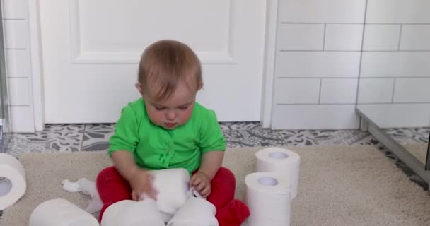 Niño pequeño con papel higiénico — Vídeo de stock