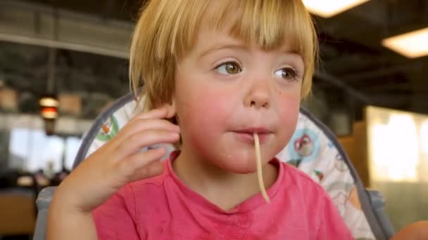 Kind eten pasta — Stockvideo