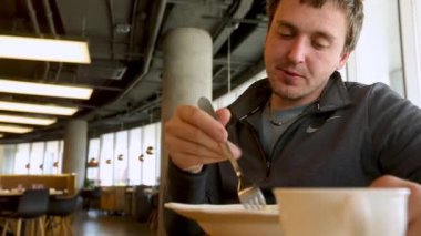 Genç yakışıklı adam spagetti yiyor.