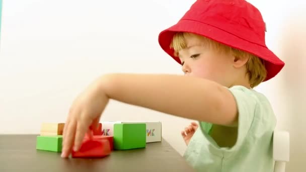 Χαριτωμένο μικρό αγόρι που παίζει με το μπλοκ — Αρχείο Βίντεο