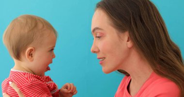 Mutlu küçük bebek ile oynayan bakım anne