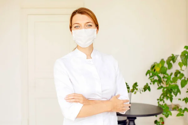 Potret tersenyum dokter wanita di kantor putih — Stok Foto