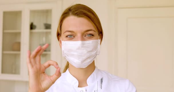 Jonge dokter vrouw met gelukkig gezicht glimlachen — Stockvideo