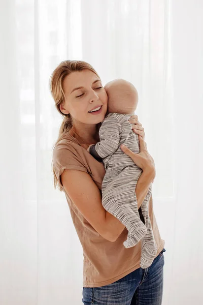 Mãe abraçando bebê — Fotografia de Stock