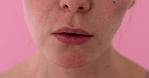Weibchen mit Finger auf den Lippen — Stockvideo
