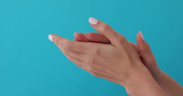 Menina fazendo palmas suas mãos — Vídeo de Stock