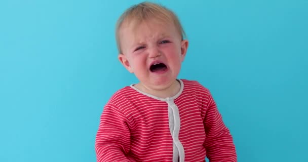 Ребенок с красным лицом плачет громко — стоковое видео