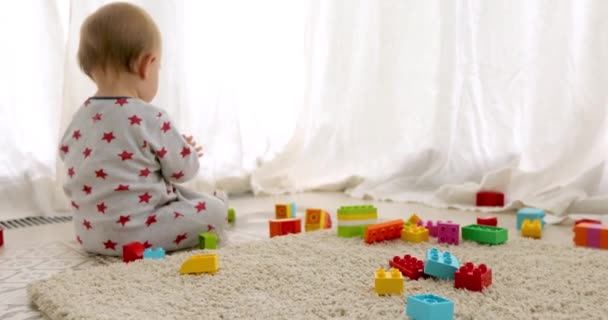 Bambino irriconoscibile che gioca con mattoni giocattolo — Video Stock