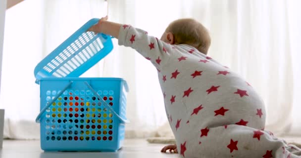 Schattige baby opening Toy Box — Stockvideo