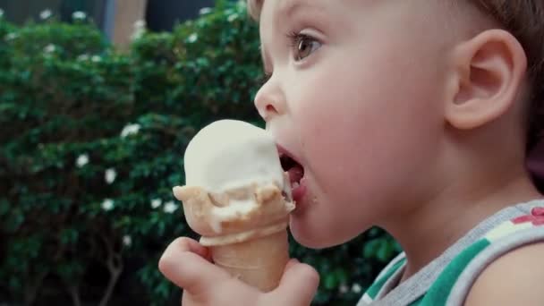 Bebê bonito comer sorvete em cone — Vídeo de Stock