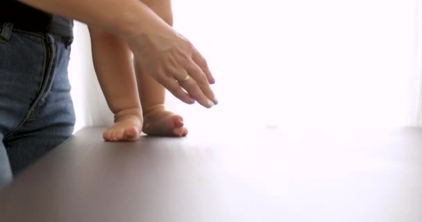 赤ちゃんは足を近くに歩くことを学ぶ — ストック動画