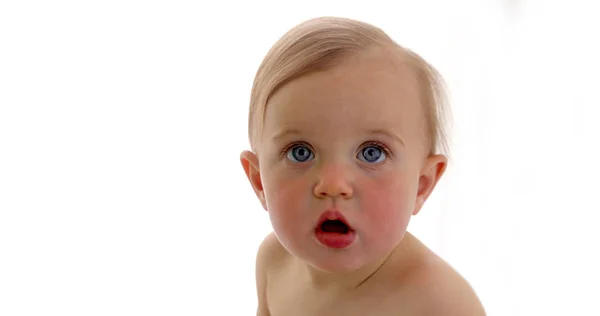 Retrato de un bebé sorprendido con grandes ojos azules — Foto de Stock