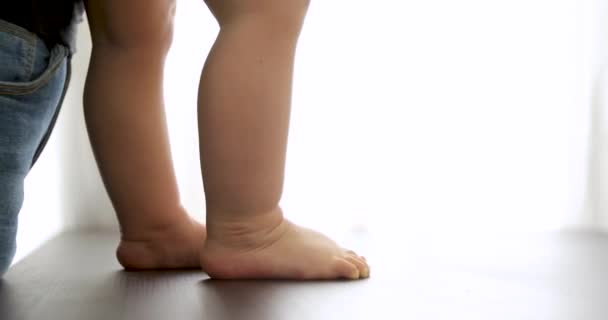 Дитина вчиться ходити ногами крупним планом — стокове відео