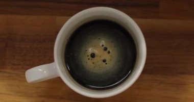 Beyaz bir fincan kahve servisi