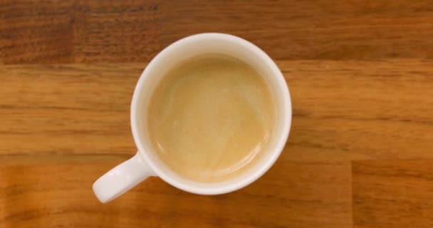 Serwowania kawy na białym filiżance — Wideo stockowe