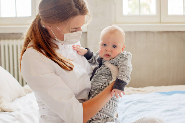 Младенец в кабинете врачей для медицинского обмана
