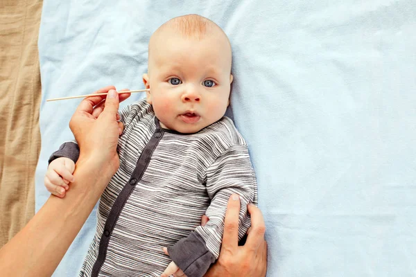 Baby Boy rengöring öra — Stockfoto