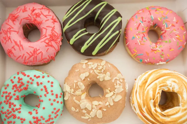 Vários donuts deitado na caixa — Fotografia de Stock
