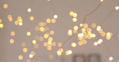 Peri ışıkları şık oda