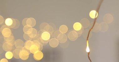 Peri ışıkları şık oda