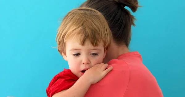 Мать обнимает очаровательного маленького ребенка — стоковое фото