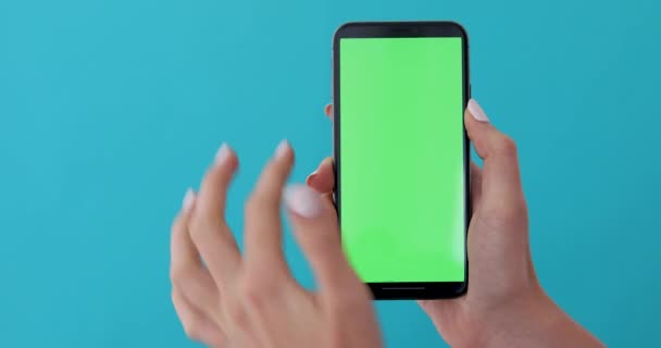 Mains féminines avec smartphone — Video