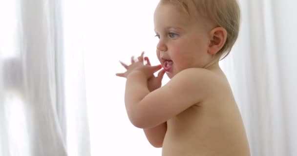 Leuke nieuwsgierige naakte baby spelen thuis — Stockvideo