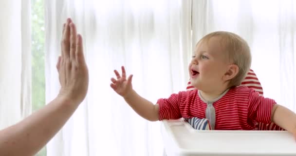 Schattig gelukkig baby spelen met ouder binnenshuis — Stockvideo