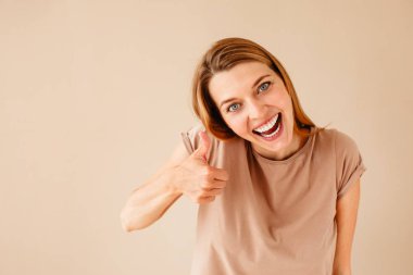 Heyecanlı kadın başparmak kadar gesturing