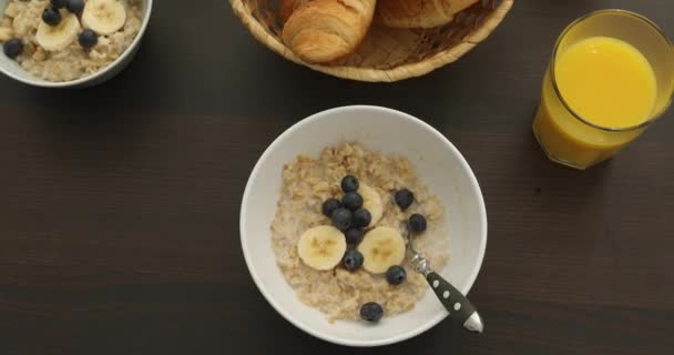 Традиционный завтрак на белом столе — стоковое видео