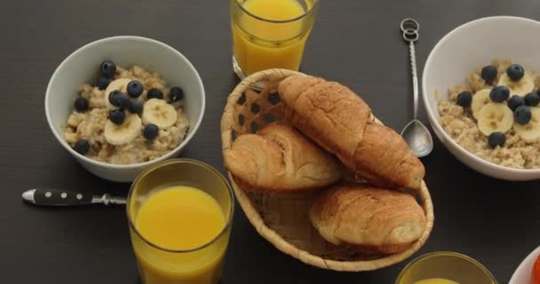 Desayuno tradicional en mesa blanca — Vídeos de Stock