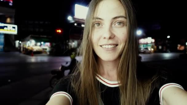 Mujer de pelo largo tomando selfie en la calle de la noche — Vídeos de Stock