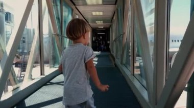 Cam uzun tünelde meraklı küçük çocuk 