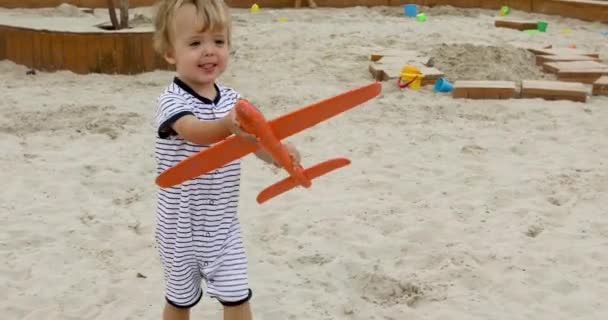 Little boy playing with a airplane — Stock Video