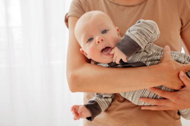 Annenin elinde meraklı arsız bebek
