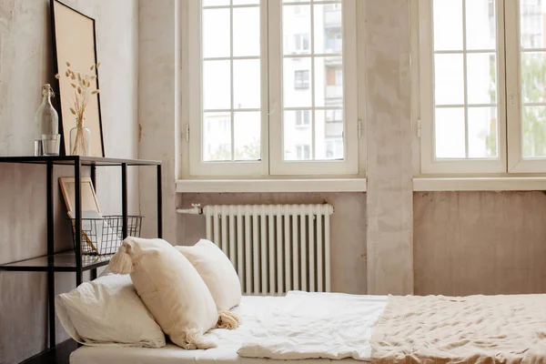 Bett mit Kissen und schöner Bettwäsche in warmen Farben — Stockfoto