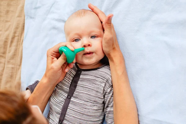 Mamma rengöring näsa av söt bebis — Stockfoto