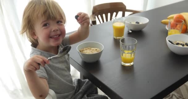 Dziecko jeść śniadanie — Wideo stockowe