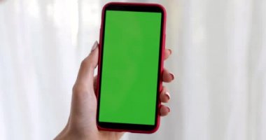 Yeşil ekran smartphone ile kadın el