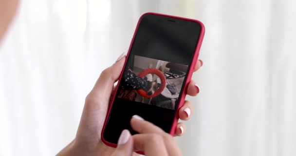 Жіноча рука ламає фото і відео з собакою — стокове відео